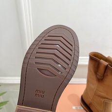 Miu Miu | 缪缪 26𝐬𝐬🖤专柜主打最新秀款 2026秋冬新品 复古擦色做旧中筒靴 火爆上新! Miu Miu | 缪缪 26𝐬𝐬🖤专柜主打最新秀款 2026秋冬新品 复古擦色做旧中筒靴 火爆上新!