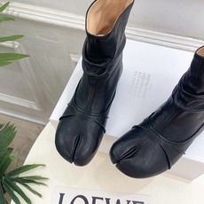 Maison Margiela· 马吉拉26𝐬𝐬 2026早秋新品 MM6复古褶皱分趾平底短靴————— Maison Margiela· 马吉拉26𝐬𝐬 2026早秋新品 MM6复古褶皱分趾平底短靴—————