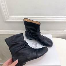 Maison Margiela· 马吉拉26𝐬𝐬 2026早秋新品 MM6复古褶皱分趾平底短靴————— Maison Margiela· 马吉拉26𝐬𝐬 2026早秋新品 MM6复古褶皱分趾平底短靴—————