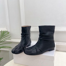 Maison Margiela· 马吉拉26𝐬𝐬 2026早秋新品 MM6复古褶皱分趾平底短靴————— Maison Margiela· 马吉拉26𝐬𝐬 2026早秋新品 MM6复古褶皱分趾平底短靴—————