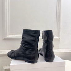 Maison Margiela· 马吉拉26𝐬𝐬 2026早秋新品 MM6复古褶皱分趾平底短靴————— Maison Margiela· 马吉拉26𝐬𝐬 2026早秋新品 MM6复古褶皱分趾平底短靴—————
