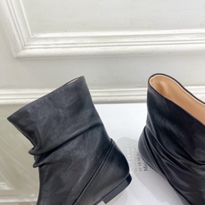 Maison Margiela· 马吉拉26𝐬𝐬 2026早秋新品 MM6复古褶皱分趾平底短靴————— Maison Margiela· 马吉拉26𝐬𝐬 2026早秋新品 MM6复古褶皱分趾平底短靴—————