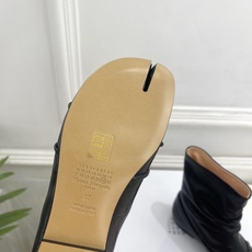 Maison Margiela· 马吉拉26𝐬𝐬 2026早秋新品 MM6复古褶皱分趾平底短靴————— Maison Margiela· 马吉拉26𝐬𝐬 2026早秋新品 MM6复古褶皱分趾平底短靴—————