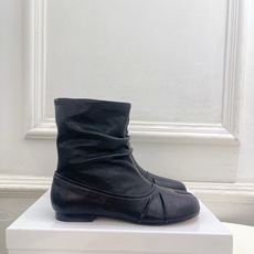 Maison Margiela· 马吉拉26𝐬𝐬 2026早秋新品 MM6复古褶皱分趾平底短靴————— Maison Margiela· 马吉拉26𝐬𝐬 2026早秋新品 MM6复古褶皱分趾平底短靴—————
