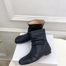 Maison Margiela· 马吉拉26𝐬𝐬 2026早秋新品 MM6复古褶皱分趾平底短靴————— Maison Margiela· 马吉拉26𝐬𝐬 2026早秋新品 MM6复古褶皱分趾平底短靴—————