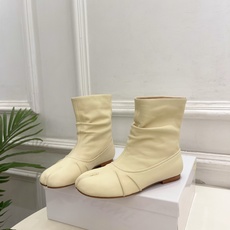 Maison Margiela· 马吉拉26𝐬𝐬 2026早秋新品 MM6复古褶皱分趾平底短靴————— Maison Margiela· 马吉拉26𝐬𝐬 2026早秋新品 MM6复古褶皱分趾平底短靴—————