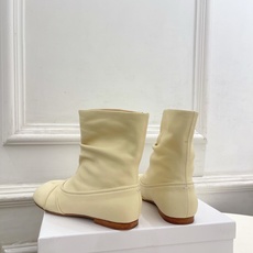 Maison Margiela· 马吉拉26𝐬𝐬 2026早秋新品 MM6复古褶皱分趾平底短靴————— Maison Margiela· 马吉拉26𝐬𝐬 2026早秋新品 MM6复古褶皱分趾平底短靴—————