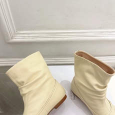 Maison Margiela· 马吉拉26𝐬𝐬 2026早秋新品 MM6复古褶皱分趾平底短靴————— Maison Margiela· 马吉拉26𝐬𝐬 2026早秋新品 MM6复古褶皱分趾平底短靴—————