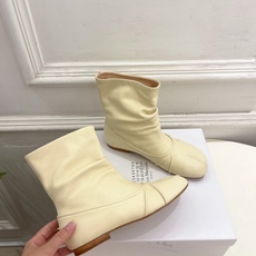 Maison Margiela· 马吉拉26𝐬𝐬 2026早秋新品 MM6复古褶皱分趾平底短靴————— Maison Margiela· 马吉拉26𝐬𝐬 2026早秋新品 MM6复古褶皱分趾平底短靴—————