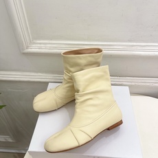 Maison Margiela· 马吉拉26𝐬𝐬 2026早秋新品 MM6复古褶皱分趾平底短靴————— Maison Margiela· 马吉拉26𝐬𝐬 2026早秋新品 MM6复古褶皱分趾平底短靴—————