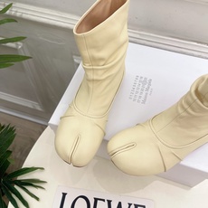 Maison Margiela· 马吉拉26𝐬𝐬 2026早秋新品 MM6复古褶皱分趾平底短靴————— Maison Margiela· 马吉拉26𝐬𝐬 2026早秋新品 MM6复古褶皱分趾平底短靴—————