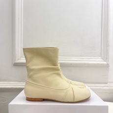 Maison Margiela· 马吉拉26𝐬𝐬 2026早秋新品 MM6复古褶皱分趾平底短靴————— Maison Margiela· 马吉拉26𝐬𝐬 2026早秋新品 MM6复古褶皱分趾平底短靴—————