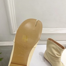 Maison Margiela· 马吉拉26𝐬𝐬 2026早秋新品 MM6复古褶皱分趾平底短靴————— Maison Margiela· 马吉拉26𝐬𝐬 2026早秋新品 MM6复古褶皱分趾平底短靴—————