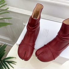 Maison Margiela· 马吉拉26𝐬𝐬 2026早秋新品 MM6复古褶皱分趾平底短靴————— Maison Margiela· 马吉拉26𝐬𝐬 2026早秋新品 MM6复古褶皱分趾平底短靴—————