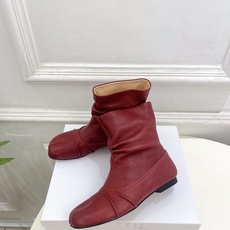 Maison Margiela· 马吉拉26𝐬𝐬 2026早秋新品 MM6复古褶皱分趾平底短靴————— Maison Margiela· 马吉拉26𝐬𝐬 2026早秋新品 MM6复古褶皱分趾平底短靴—————