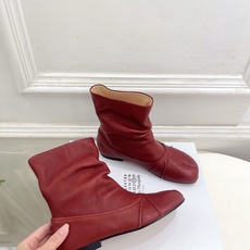 Maison Margiela· 马吉拉26𝐬𝐬 2026早秋新品 MM6复古褶皱分趾平底短靴————— Maison Margiela· 马吉拉26𝐬𝐬 2026早秋新品 MM6复古褶皱分趾平底短靴—————