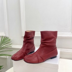 Maison Margiela· 马吉拉26𝐬𝐬 2026早秋新品 MM6复古褶皱分趾平底短靴————— Maison Margiela· 马吉拉26𝐬𝐬 2026早秋新品 MM6复古褶皱分趾平底短靴—————