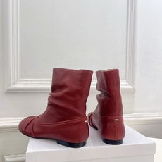 Maison Margiela· 马吉拉26𝐬𝐬 2026早秋新品 MM6复古褶皱分趾平底短靴————— Maison Margiela· 马吉拉26𝐬𝐬 2026早秋新品 MM6复古褶皱分趾平底短靴—————