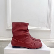 Maison Margiela· 马吉拉26𝐬𝐬 2026早秋新品 MM6复古褶皱分趾平底短靴————— Maison Margiela· 马吉拉26𝐬𝐬 2026早秋新品 MM6复古褶皱分趾平底短靴—————