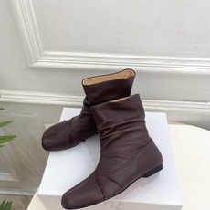 Maison Margiela· 马吉拉26𝐬𝐬 2026早秋新品 MM6复古褶皱分趾平底短靴————— Maison Margiela· 马吉拉26𝐬𝐬 2026早秋新品 MM6复古褶皱分趾平底短靴—————