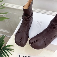 Maison Margiela· 马吉拉26𝐬𝐬 2026早秋新品 MM6复古褶皱分趾平底短靴————— Maison Margiela· 马吉拉26𝐬𝐬 2026早秋新品 MM6复古褶皱分趾平底短靴—————