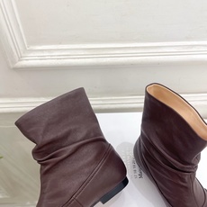 Maison Margiela· 马吉拉26𝐬𝐬 2026早秋新品 MM6复古褶皱分趾平底短靴————— Maison Margiela· 马吉拉26𝐬𝐬 2026早秋新品 MM6复古褶皱分趾平底短靴—————