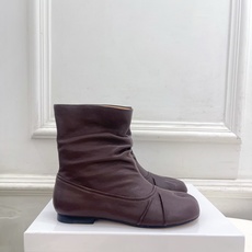 Maison Margiela· 马吉拉26𝐬𝐬 2026早秋新品 MM6复古褶皱分趾平底短靴————— Maison Margiela· 马吉拉26𝐬𝐬 2026早秋新品 MM6复古褶皱分趾平底短靴—————