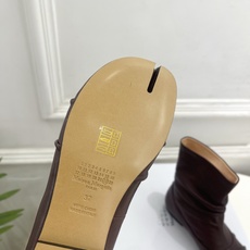 Maison Margiela· 马吉拉26𝐬𝐬 2026早秋新品 MM6复古褶皱分趾平底短靴————— Maison Margiela· 马吉拉26𝐬𝐬 2026早秋新品 MM6复古褶皱分趾平底短靴—————