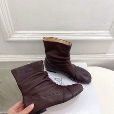 Maison Margiela· 马吉拉26𝐬𝐬 2026早秋新品 MM6复古褶皱分趾平底短靴————— Maison Margiela· 马吉拉26𝐬𝐬 2026早秋新品 MM6复古褶皱分趾平底短靴—————