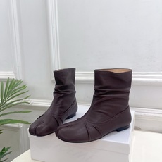 Maison Margiela· 马吉拉26𝐬𝐬 2026早秋新品 MM6复古褶皱分趾平底短靴————— Maison Margiela· 马吉拉26𝐬𝐬 2026早秋新品 MM6复古褶皱分趾平底短靴—————