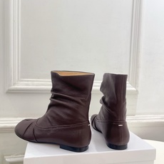 Maison Margiela· 马吉拉26𝐬𝐬 2026早秋新品 MM6复古褶皱分趾平底短靴————— Maison Margiela· 马吉拉26𝐬𝐬 2026早秋新品 MM6复古褶皱分趾平底短靴—————