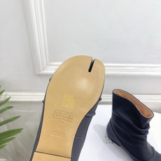 Maison Margiela· 马吉拉26𝐬𝐬 2026早秋新品 MM6复古褶皱分趾平底短靴————— Maison Margiela· 马吉拉26𝐬𝐬 2026早秋新品 MM6复古褶皱分趾平底短靴—————