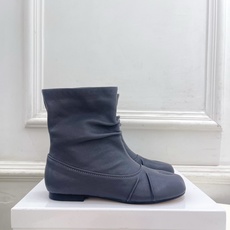 Maison Margiela· 马吉拉26𝐬𝐬 2026早秋新品 MM6复古褶皱分趾平底短靴————— Maison Margiela· 马吉拉26𝐬𝐬 2026早秋新品 MM6复古褶皱分趾平底短靴—————