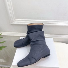 Maison Margiela· 马吉拉26𝐬𝐬 2026早秋新品 MM6复古褶皱分趾平底短靴————— Maison Margiela· 马吉拉26𝐬𝐬 2026早秋新品 MM6复古褶皱分趾平底短靴—————