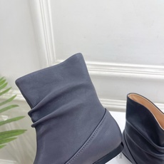 Maison Margiela· 马吉拉26𝐬𝐬 2026早秋新品 MM6复古褶皱分趾平底短靴————— Maison Margiela· 马吉拉26𝐬𝐬 2026早秋新品 MM6复古褶皱分趾平底短靴—————