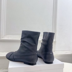 Maison Margiela· 马吉拉26𝐬𝐬 2026早秋新品 MM6复古褶皱分趾平底短靴————— Maison Margiela· 马吉拉26𝐬𝐬 2026早秋新品 MM6复古褶皱分趾平底短靴—————