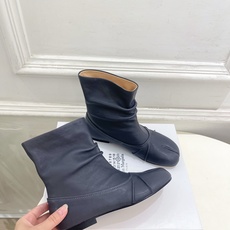 Maison Margiela· 马吉拉26𝐬𝐬 2026早秋新品 MM6复古褶皱分趾平底短靴————— Maison Margiela· 马吉拉26𝐬𝐬 2026早秋新品 MM6复古褶皱分趾平底短靴—————