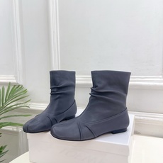 Maison Margiela· 马吉拉26𝐬𝐬 2026早秋新品 MM6复古褶皱分趾平底短靴————— Maison Margiela· 马吉拉26𝐬𝐬 2026早秋新品 MM6复古褶皱分趾平底短靴—————