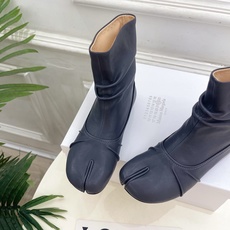 Maison Margiela· 马吉拉26𝐬𝐬 2026早秋新品 MM6复古褶皱分趾平底短靴————— Maison Margiela· 马吉拉26𝐬𝐬 2026早秋新品 MM6复古褶皱分趾平底短靴—————