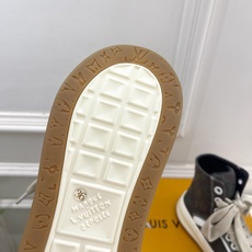 LV | 路易威登 26𝐬𝐬 🧡💚2026秋冬新品 顶级版本⚠️专柜主打最新秀款 LV TILTED LV | 路易威登 26𝐬𝐬 🧡💚2026秋冬新品 顶级版本⚠️专柜主打最新秀款 LV TILTED
