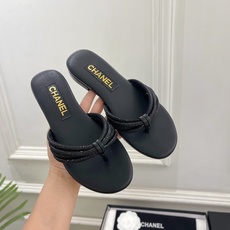 𝐂𝐇𝐀𝐍𝐄𝐋 | 小香 26𝐬𝐬 🦋2026 春夏新品 专柜经典走秀款 小香双C水钻带夹脚平底拖鞋 𝐂𝐇𝐀𝐍𝐄𝐋 | 小香 26𝐬𝐬 🦋2026 春夏新品 专柜经典走秀款 小香双C水钻带夹脚平底拖鞋