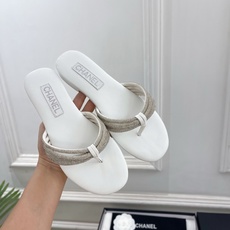 𝐂𝐇𝐀𝐍𝐄𝐋 | 小香 26𝐬𝐬 🦋2026 春夏新品 专柜经典走秀款 小香双C水钻带夹脚平底拖鞋 𝐂𝐇𝐀𝐍𝐄𝐋 | 小香 26𝐬𝐬 🦋2026 春夏新品 专柜经典走秀款 小香双C水钻带夹脚平底拖鞋