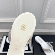 𝐂𝐇𝐀𝐍𝐄𝐋 | 小香 26𝐬𝐬 🦋2026 春夏新品 专柜经典走秀款 小香双C水钻带夹脚平底拖鞋 𝐂𝐇𝐀𝐍𝐄𝐋 | 小香 26𝐬𝐬 🦋2026 春夏新品 专柜经典走秀款 小香双C水钻带夹脚平底拖鞋
