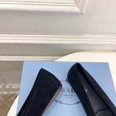 PRADA 普拉达 26𝐬𝐬 🌈2026春夏新品 专柜走秀款 经典字母褶皱平底乐福鞋系列〰◽鞋面:原版 PRADA 普拉达 26𝐬𝐬 🌈2026春夏新品 专柜走秀款 经典字母褶皱平底乐福鞋系列〰◽鞋面:原版