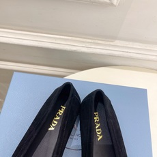 PRADA 普拉达 26𝐬𝐬 🌈2026春夏新品 专柜走秀款 经典字母褶皱平底乐福鞋系列〰◽鞋面:原版 PRADA 普拉达 26𝐬𝐬 🌈2026春夏新品 专柜走秀款 经典字母褶皱平底乐福鞋系列〰◽鞋面:原版
