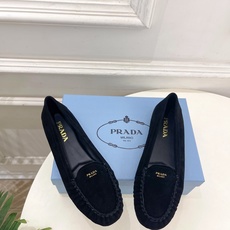 PRADA 普拉达 26𝐬𝐬 🌈2026春夏新品 专柜走秀款 经典字母褶皱平底乐福鞋系列〰◽鞋面:原版 PRADA 普拉达 26𝐬𝐬 🌈2026春夏新品 专柜走秀款 经典字母褶皱平底乐福鞋系列〰◽鞋面:原版