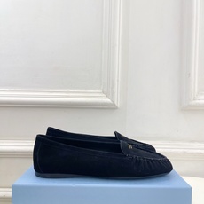 PRADA 普拉达 26𝐬𝐬 🌈2026春夏新品 专柜走秀款 经典字母褶皱平底乐福鞋系列〰◽鞋面:原版 PRADA 普拉达 26𝐬𝐬 🌈2026春夏新品 专柜走秀款 经典字母褶皱平底乐福鞋系列〰◽鞋面:原版