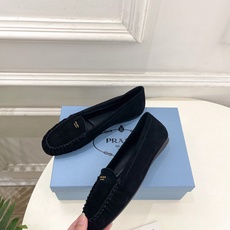 PRADA 普拉达 26𝐬𝐬 🌈2026春夏新品 专柜走秀款 经典字母褶皱平底乐福鞋系列〰◽鞋面:原版 PRADA 普拉达 26𝐬𝐬 🌈2026春夏新品 专柜走秀款 经典字母褶皱平底乐福鞋系列〰◽鞋面:原版