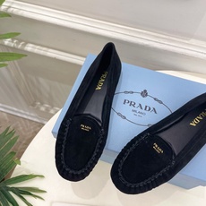 PRADA 普拉达 26𝐬𝐬 🌈2026春夏新品 专柜走秀款 经典字母褶皱平底乐福鞋系列〰◽鞋面:原版 PRADA 普拉达 26𝐬𝐬 🌈2026春夏新品 专柜走秀款 经典字母褶皱平底乐福鞋系列〰◽鞋面:原版