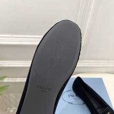 PRADA 普拉达 26𝐬𝐬 🌈2026春夏新品 专柜走秀款 经典字母褶皱平底乐福鞋系列〰◽鞋面:原版 PRADA 普拉达 26𝐬𝐬 🌈2026春夏新品 专柜走秀款 经典字母褶皱平底乐福鞋系列〰◽鞋面:原版